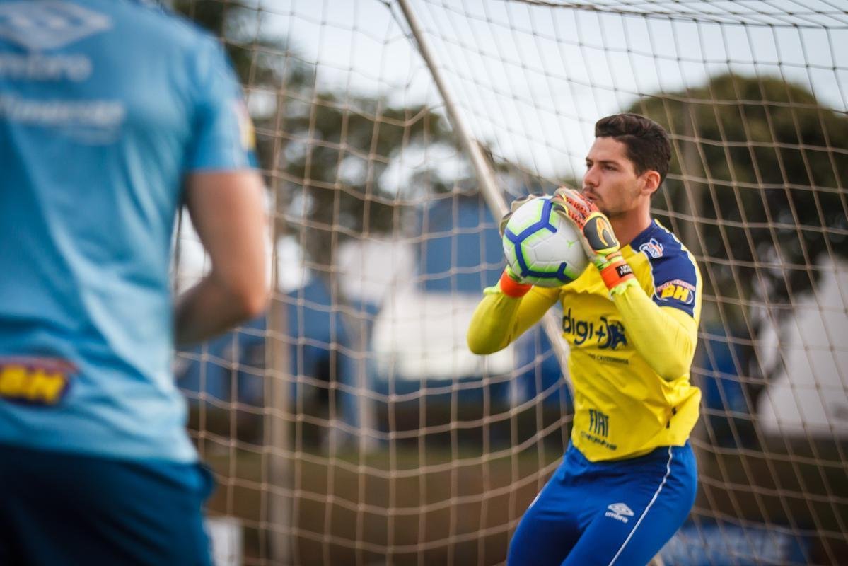 A comisso tcnica do Cruzeiro permitiu que a imprensa acompanhasse somente o comeo das atividades desta quinta-feira, na Toca da Raposa 2. Em campo, foi possvel ver o meia Rodriguinho, que segue programao especial de exerccios elaborada pelos profissionais do clube. O time se prepara para o jogo-treino de segunda-feira, contra o Amrica, que servir de teste visando  retomada das competies. No coletivo de tera-feira, a escalao teve Fbio; Lucas Romero, Ded, Leo e Egdio; Henrique e Jadson; Marquinhos Gabriel, Thiago Neves e David; Fred. Vale ressaltar que o meia Robinho havia sido poupado desse trabalho.