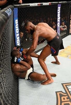 Jon Jones volta ao octógono do UFC e conquista cinturão interino