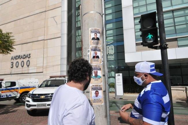 Manifestao de torcedores no Boulevard Corporate Tower, onde funciona a sede do Cruzeiro