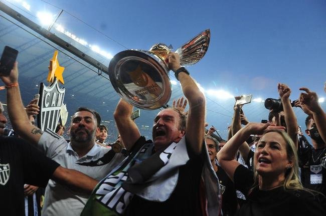 Atltico ergue a taa de campeo brasileiro e d a volta olmpica diante da torcida alvinegra, no Mineiro