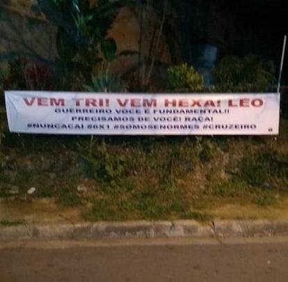 Faixas de incentivo para os jogadores e o técnico Mano Menezes