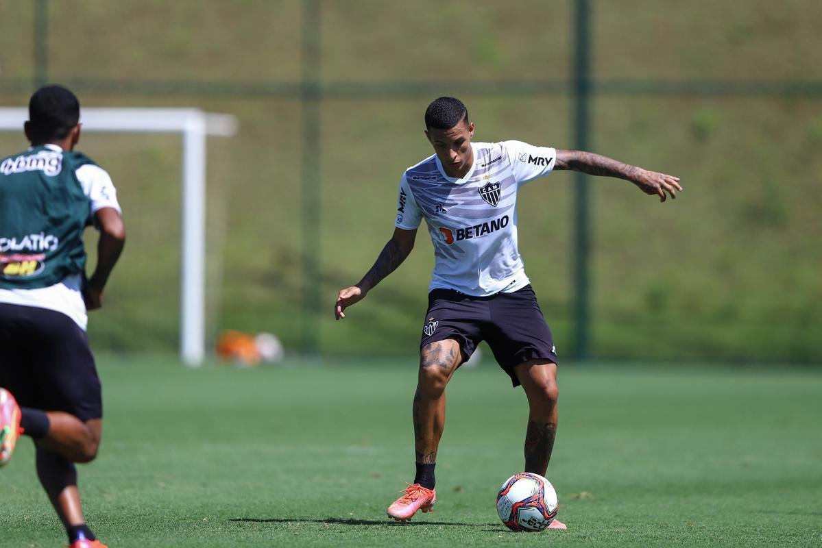 Fotos do coletivo entre profissionais e sub-20 do Atltico