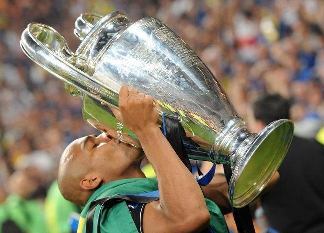 O lateral-direito Maicon surgiu como profissional no Cruzeiro em 2000. Ele ficou no clube celeste at 2004. Na temporada 2009/10, o jogador conquistou a Liga dos Campees pela Inter de Milo