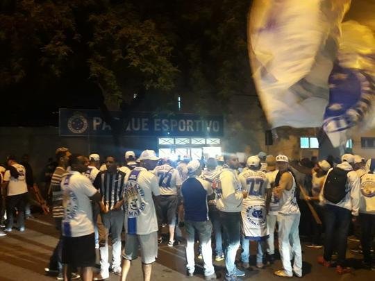 Integrantes da torcida Mfia Azul protestaram na noite desta segunda-feira durante a eleio para o Conselho Fiscal do Cruzeiro. Alm de cnticos exigindo transparncia no clube, os torcedores jogaram pipoca na porta da sede social do Barro Preto e se referiram aos conselheiros como 'omissos'. A insatisfao dos cruzeirenses se d pelas suspeitas de crimes cometidos por integrantes da diretoria. Tanto a Polcia Civil quanto o Ministrio Pblico apuram as possveis irregularidades em transaes de jogadores, contratos de prestao de servio e aumentos substanciais de salrios.
