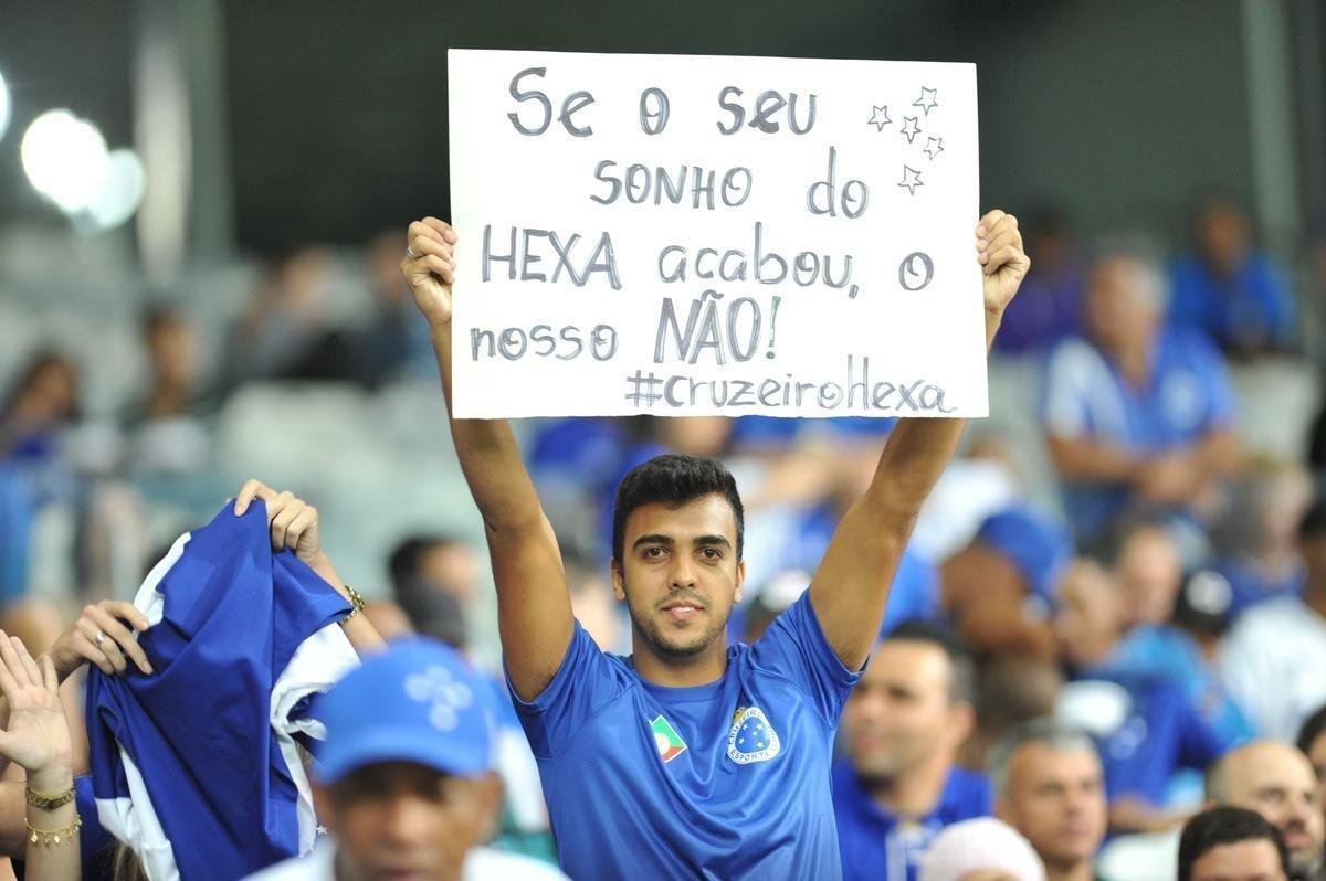 Torcida cruzeirense encarou engarrafamento, chegou atrasada, mas compareceu em bom nmero