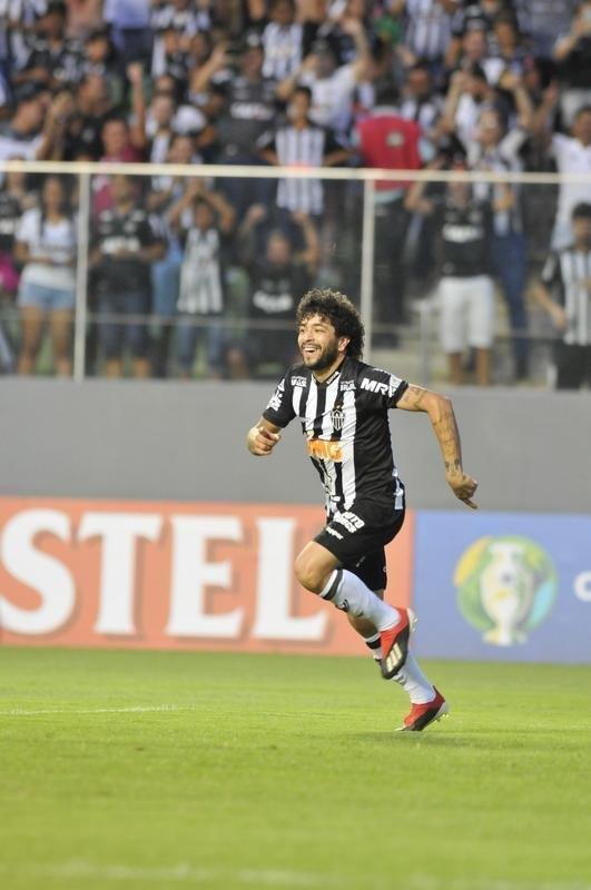 No primeiro tempo, Atltico abriu 3 a 1 no placar, com gols de Luan e Ricardo Oliveira (2)