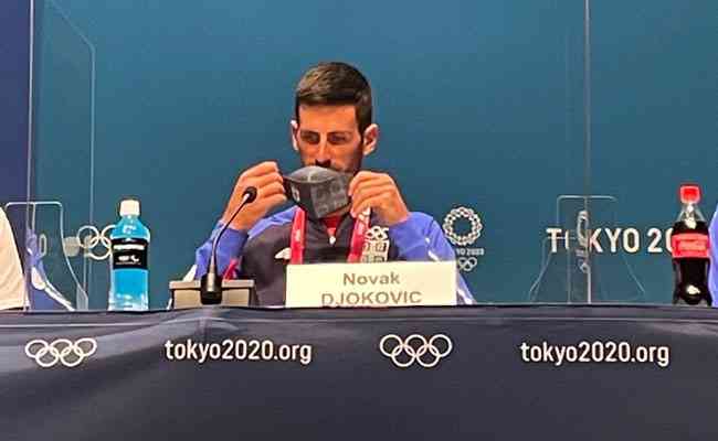 Novak Djokovic deu entrevista-surpresa no centro de imprensa