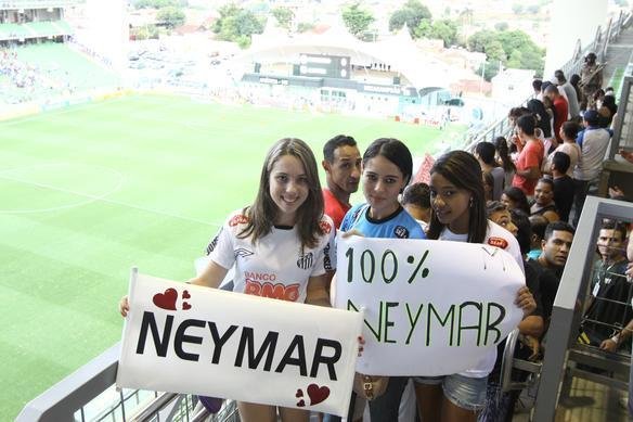 Craque Neymar, do Santos, chegou ao Independncia e foi muito assediado por torcedores do Cruzeiro antes de partida vlida pelo Campeonato Brasileiro