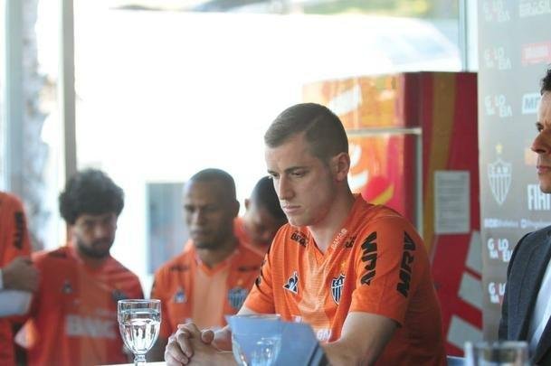 Imagens do pronunciamento do ex-volante Adilson