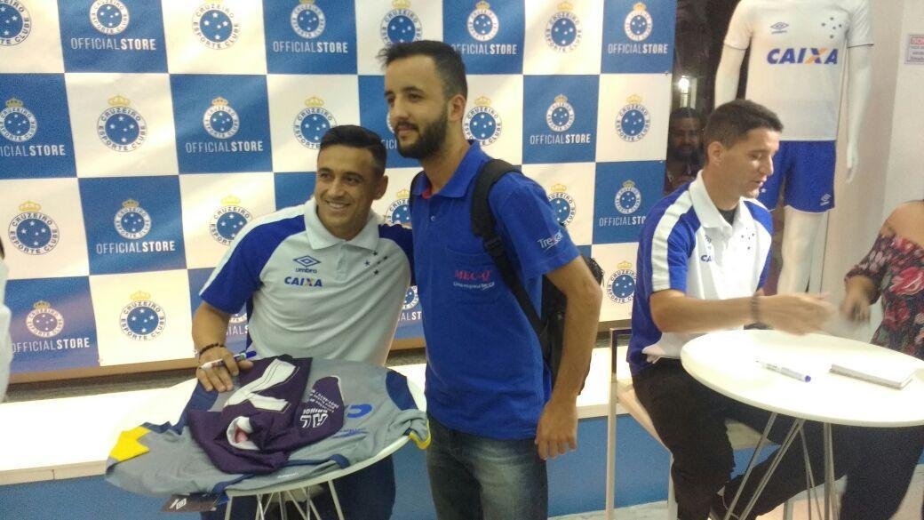 Torcedores do Cruzeiro ganharam autgrafos do volante Hudson e dos meias Thiago Neves e Robinho