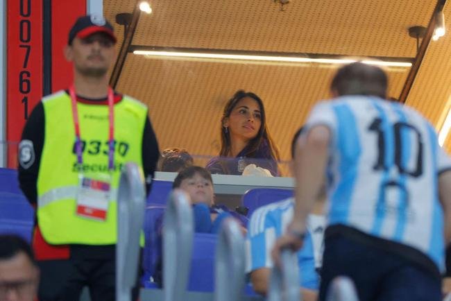Familiares de Messi em camarote do Estdio 974, de Doha, durante jogo entre Argentina e Polnia pelo Grupo C da Copa do Mundo. Nas fotos aparecem o pai Jorge Messi, a esposa Antonela Roccuzzo e os filhos Ciro, Thiago e Matteo