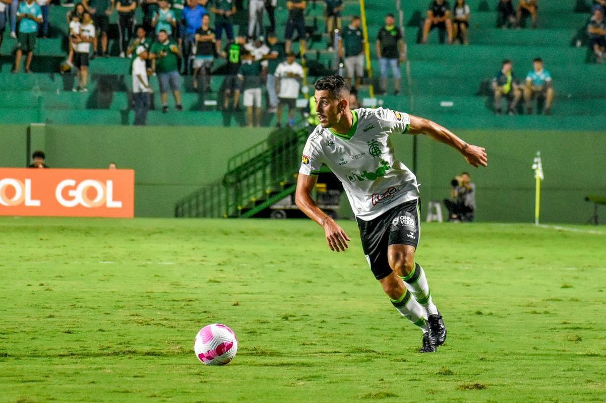 Gois e Amrica se enfrentaram nesta quarta-feira (26/10) no Estdio da Serrinha, em Goinia