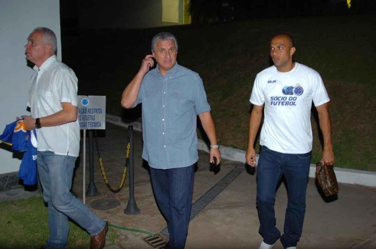 26/04/2010 - O diretor de futebol do Cruzeiro, Eduardo Maluf, e o novo jogador de futebol do Cruzeiro, Fabio Santos, na Toca da Raposa II