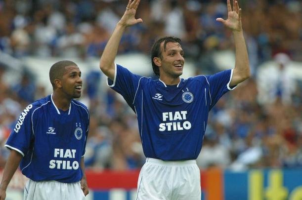 Em 30 de novembro de 2003, Cruzeiro derrotou o Paysandu por 2 a 1, no Mineiro, pela 44 rodada, e confirmou o ttulo brasileiro de forma antecipada. Zinho, no primeiro tempo, e Mota, no segundo, marcaram os gols celestes. Aldrovani descontou para o Papo. Depois do apito final, uma grande festa tomou conta do gramado e das arquibancadas. 