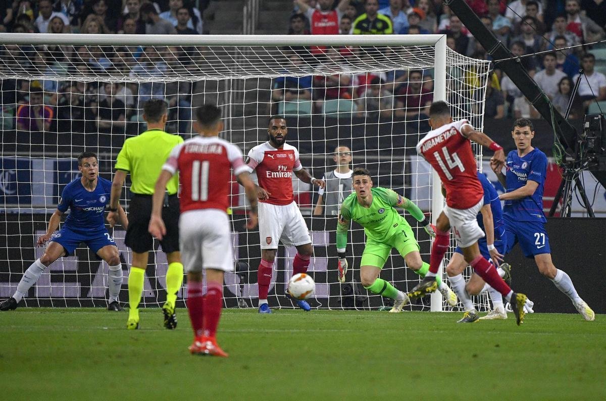 Com direito a um show de Hazard no segundo tempo, quando o craque belga marcou dois gols e ainda deu assistncia para Pedro balanar as redes, o Chelsea goleou o Arsenal por 4 a 1, nesta quarta-feira, no estdio Olmpico de Baku, no Azerbaijo, e conquistou o seu segundo ttulo da Liga Europa