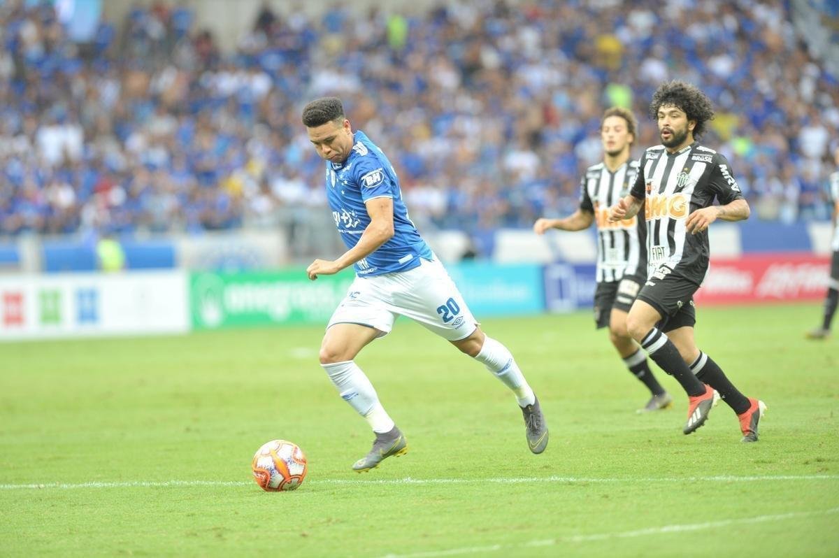Fotos do gol de Marquinhos Gabriel, do Cruzeiro, sobre o Atltico, na primeira partida da deciso do Mineiro; Meia-atacante chutou de perna esquerda, e a bola entrou no canto direito de Victor aps desvio em Leonardo Silva
