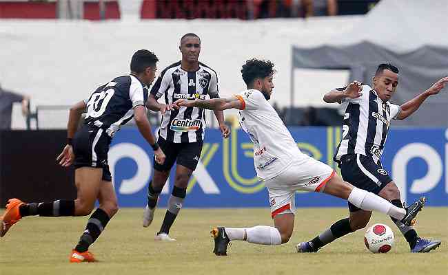 Botafogo esteve duas vezes atrs, mas buscou empate e avanou em quarto para semifinal