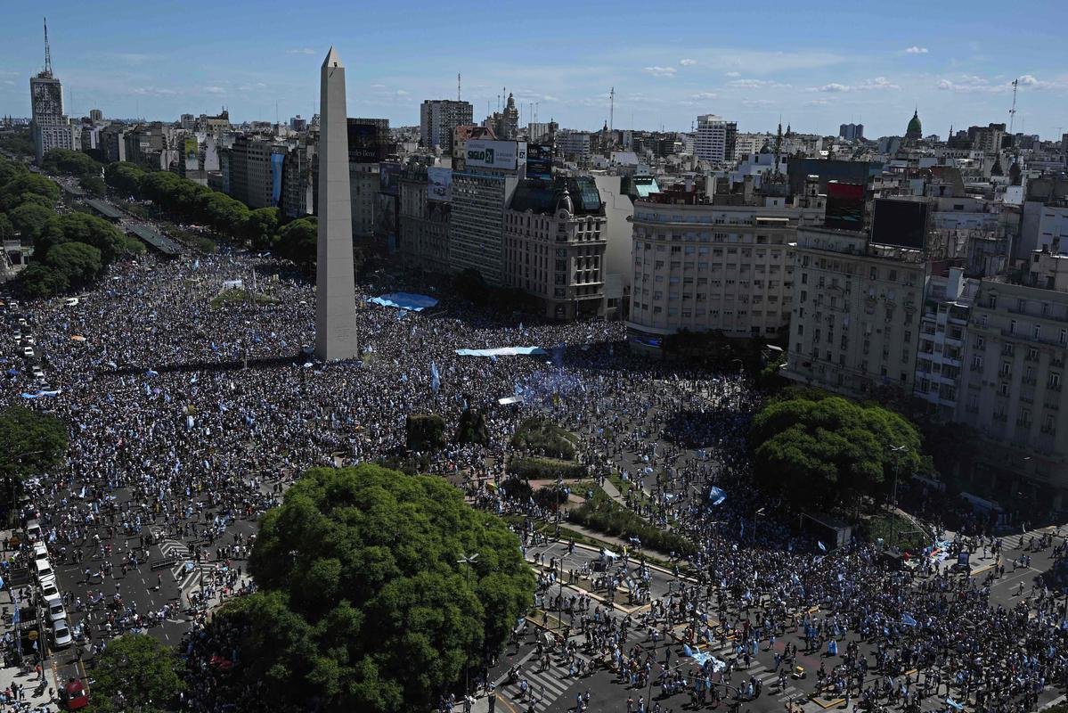 Multido festeja, no Centro de Buenos Aires, o tri mundial da Argentina conquistado na Copa do Catar