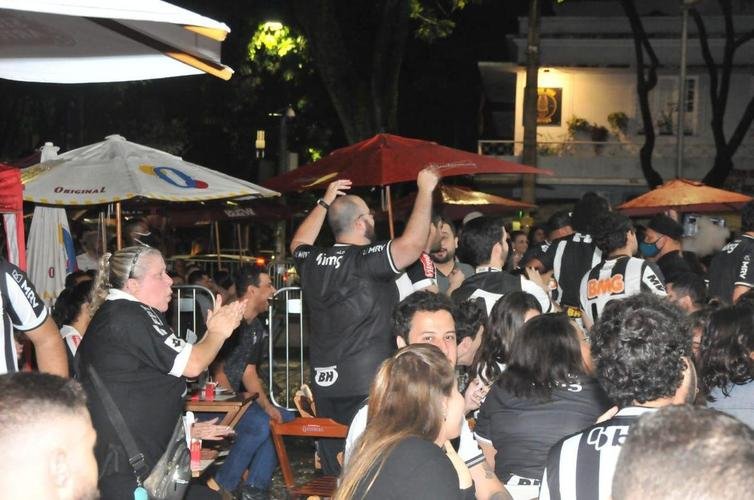 Atleticanos em bares na Savassi, em BH, durante a final da Copa do Brasil contra o Athletico-PR.