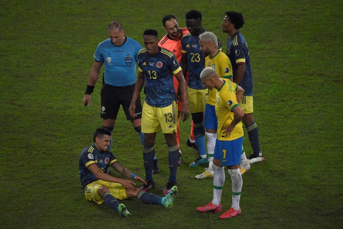 Brasil e Colmbia se enfrentaram no Estdio Nilton Santos, pelo Grupo B da Copa Amrica