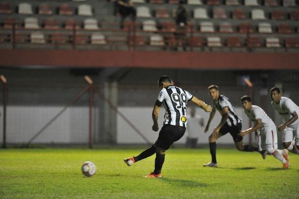 Villa Nova e Atltico se enfrentaram no Alapo do Bonfim, em Nova Lima, pelo Campeonato Mineiro