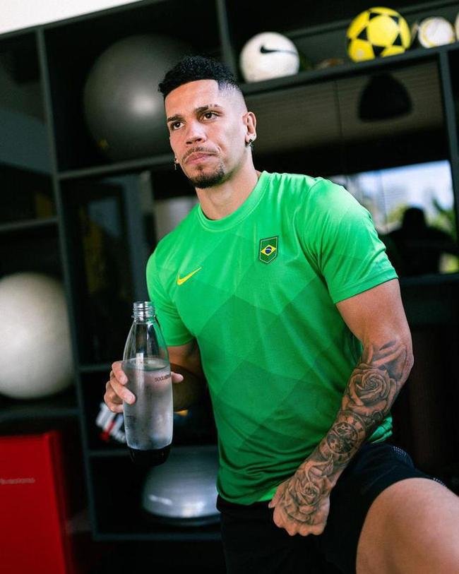 Novo jogador do Atltico, Paulinho treina forte nas frias