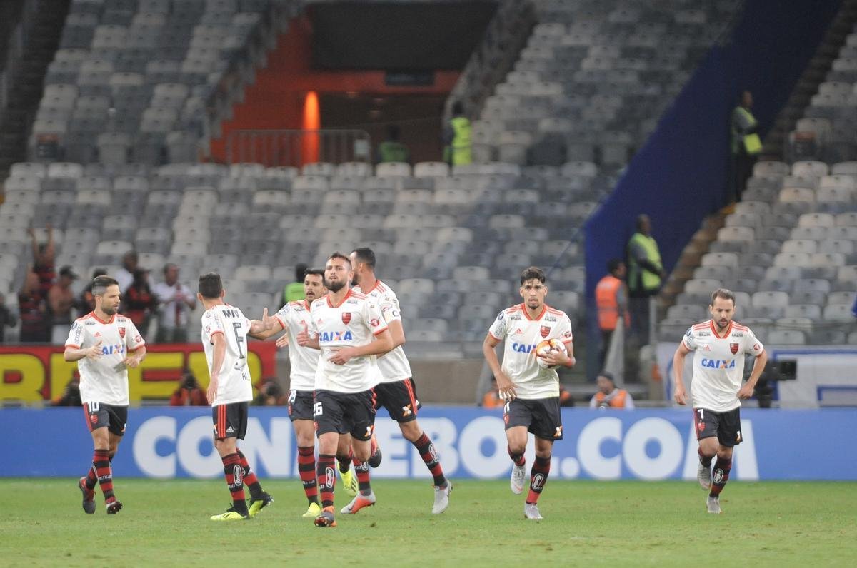 Flamengo abriu o placar no segundo tempo com gol de cabea de Lo Duarte: 1 a 0