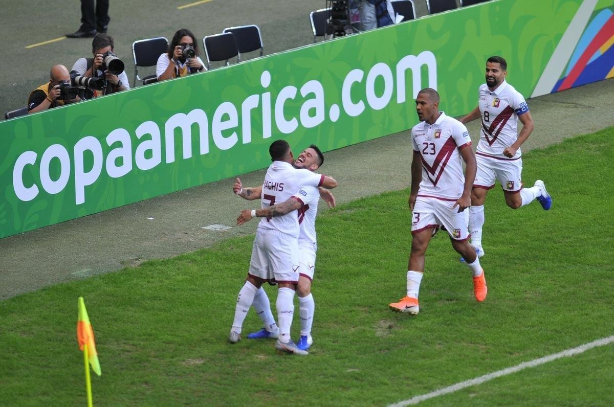 Imagens da partida entre Bolvia e Venezuela