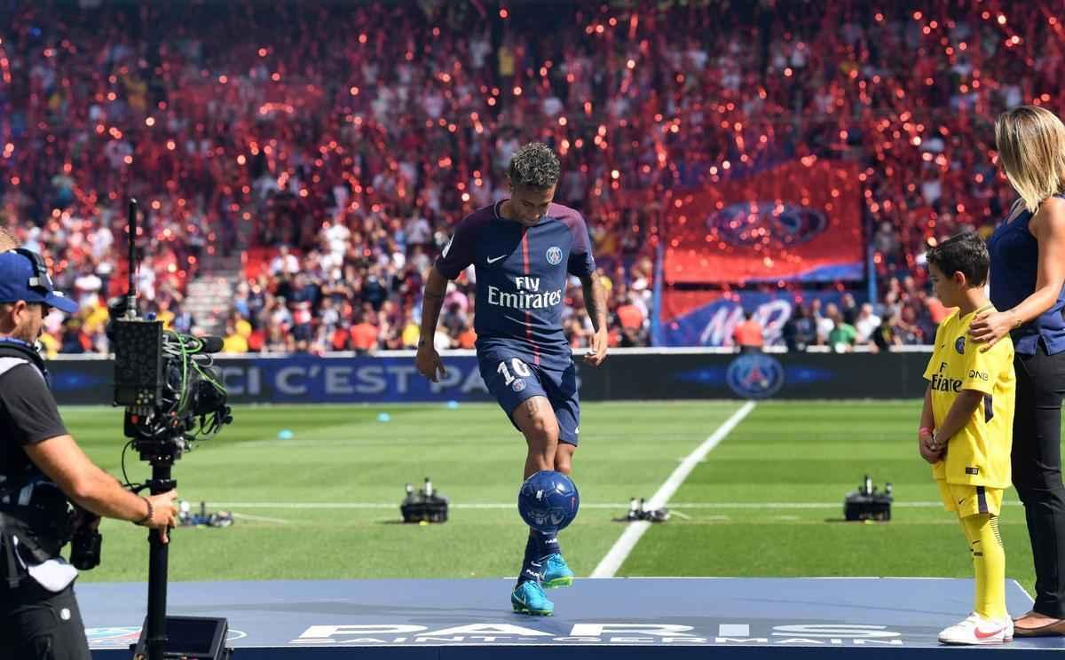 Neymar  apresentado  torcida do Paris Saint-Germain