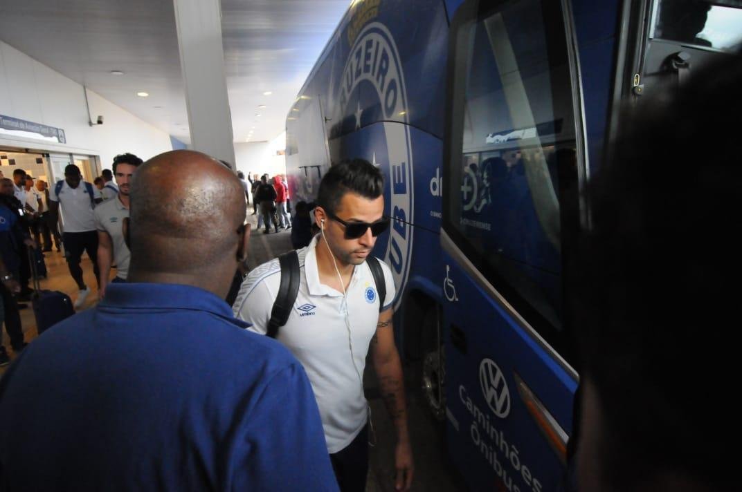 No desembarque do Cruzeiro em Confins, aps o jogo contra o Cear, tcnico Rogrio Ceni foi ovacionado por torcedores presentes no aeroporto. J o meia Thiago Neves, apontado como piv do atrito com o tcnico, foi criticado. Assim como treinador, goleiro Fbio foi ovacionado pelos cruzeirenses na chegada.