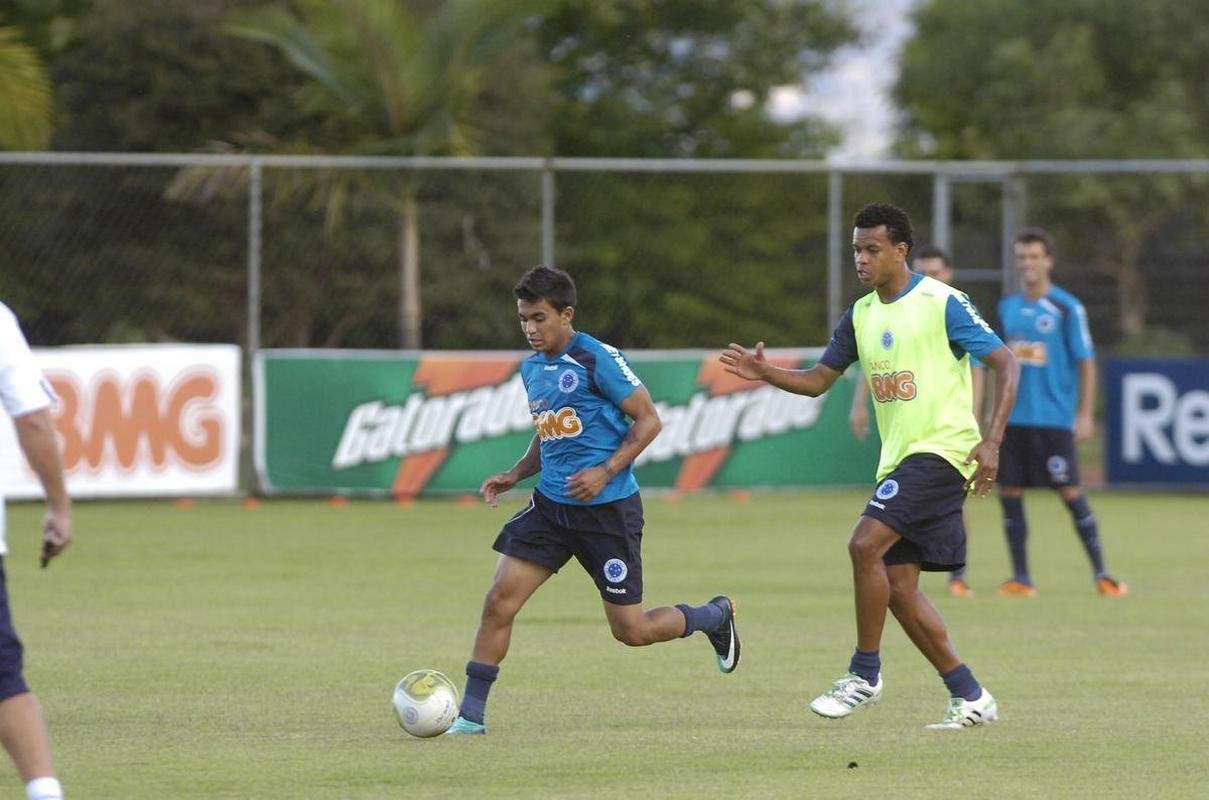 Atacante Dudu esteve nas categorias de base do Cruzeiro de 2005 at 2009, quando recebeu oportunidade entre os profissionais. Posteriormente, em 2010, foi emprestado ao Coritiba. Retornou  Raposa em 2011 e foi vendido ao Dnamo de Kiev meses depois.