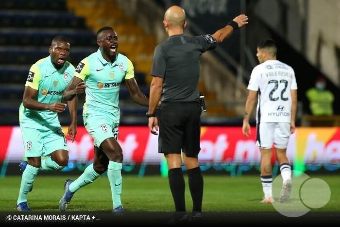 Joel - no chegou a fazer parte do elenco de 2020, pois foi emprestado em dezembro de 2019 ao Martimo, de Portugal. Em junho, publicou um texto de despedida do Cruzeiro no Instagram. No ms seguinte, acionou a Justia do Trabalho cobrando R$ 1,3 milho. Na Ilha da Madeira, o centroavante de 26 anos marcou um gol em sete partidas na temporada 2020/2021. No geral so 22 tentos em 72 jogos pelo clube de Funchal.