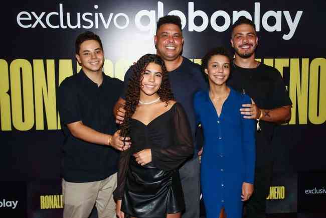 Ronaldo posó recientemente con sus cuatro hijos.  De izquierda a derecha: Alex, Maria Sofia, Maria Alice y Ronald