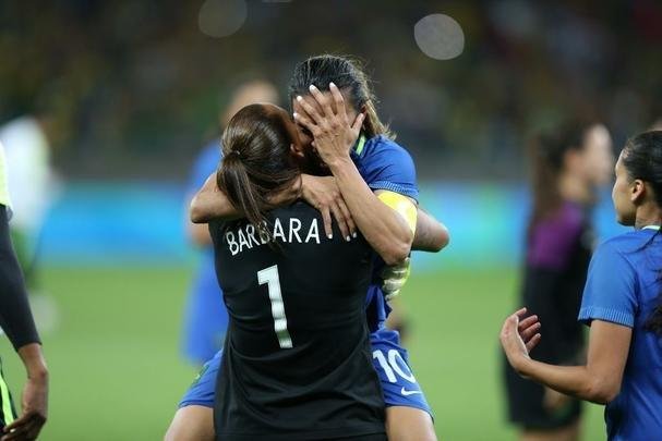 Imagens emocionantes das cobranas de pnaltis no Mineiro e da classificao do Brasil s semifinais do torneio feminino de futebol dos Jogos Olmpicos. Goleira Brbara pegou pnalti e deu vitria  Seleo por 7 a 6 sobre a Austrlia. Com 52 mil pagantes, estdio foi  loucura.
