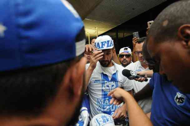 Atacante argentino Barcos foi recebido por dezenas de torcedores do Cruzeiro no aeroporto de Confins, na Grande Belo Horizonte. Jogador de 34 anos assinou vínculo com o clube mineiro por uma temporada