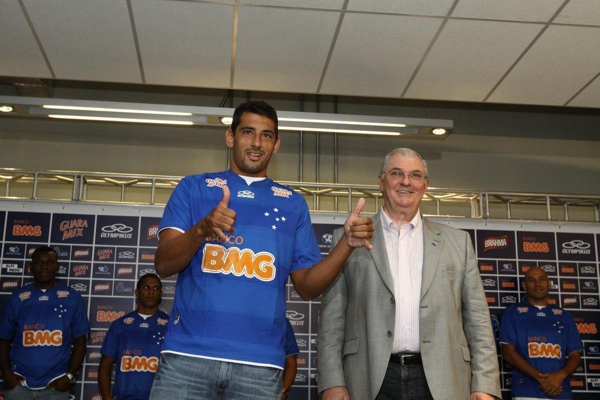 Diego Souza foi contratado para ser o camisa 10 do Cruzeiro em 2013. O meia permaneceu no clube at ser negociado com o Metalist, da Ucrnia