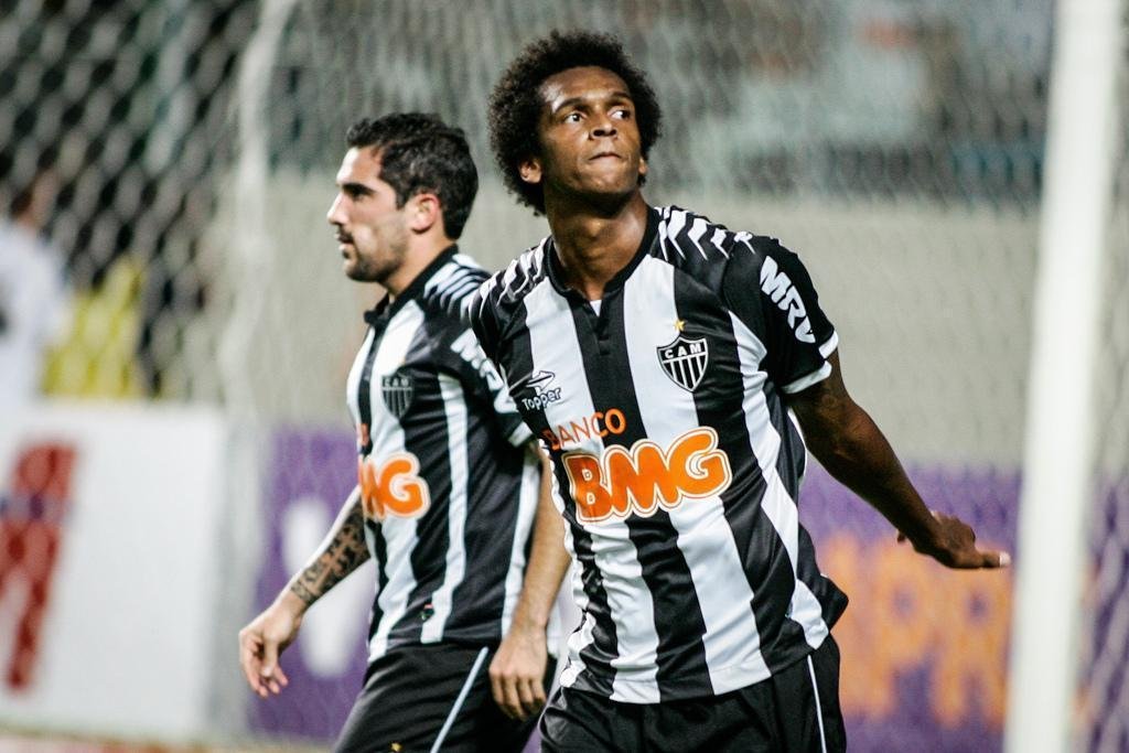 J - Dispensado do Internacional aps problema disciplinar, J foi contratado pelo Atltico e no decepcionou. Logo na estreia, marcou de pnalti no empate por 1 a 1 com o Bahia. Entre os feitos do centroavante com a camisa alvinegra esto a convocao para a Copa do Mundo e a artilharia da Copa Libertadores de 2013, conquistada pelo Galo.