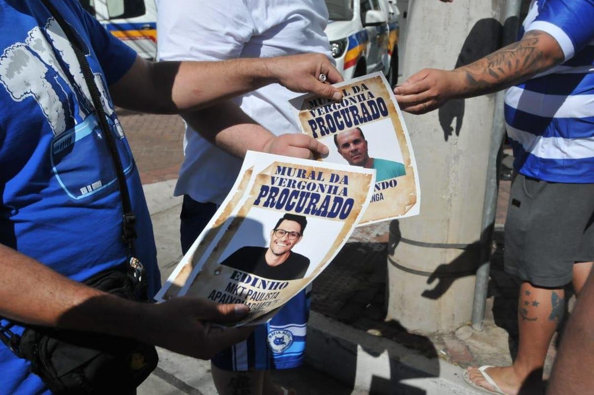 Manifestao de torcedores no Boulevard Corporate Tower, onde funciona a sede do Cruzeiro