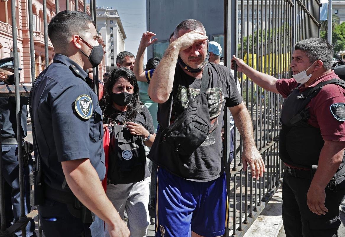 Velrio de Diego Armando Maradona na Casa Rosada, sede do governo argentino, em Buenos Aires. Ao longo desta quinta-feira (26/11), despedida dos fs rendeu imagens marcantes: choro, homenagens e at rivais se consolando pela partida do dolo. Maradona morreu aos 60 anos aps uma parada cardiorrespiratria.