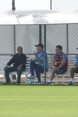 Presidente do Cruzeiro, Wagner Pires de S, acompanhou treino deste sbado, na Toca da Raposa II. Mais uma vez, Arrascaeta treinou normalmente e est cotado para iniciar como titular diante do Atltico-PR, na segunda-feira, no Mineiro, pelas oitavas de final da Copa do Brasil