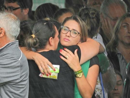 Emoção das famílias no velório dos heróis da Chapecoense