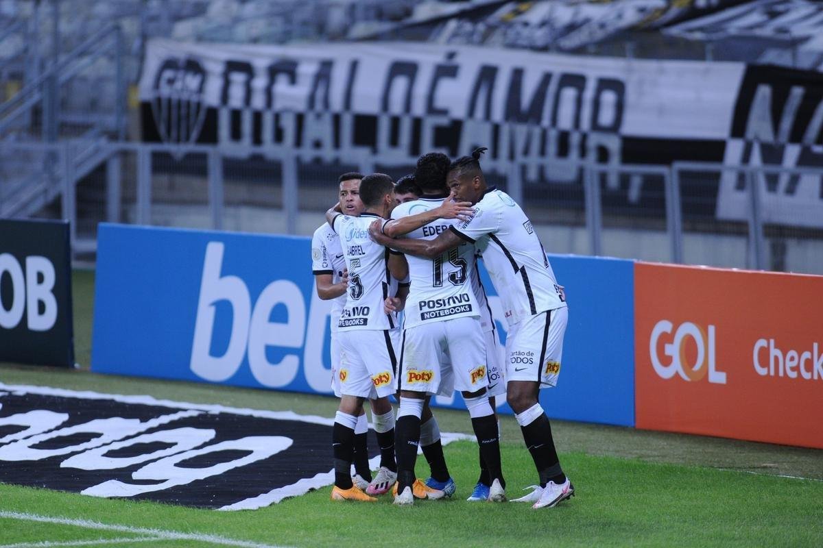 Araos marcou o segundo gol do Corinthians no Mineiro (Alexandre Guzanshe / EM DA PRESS)