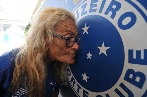 Salom, torcedora icnica do Cruzeiro, morreu nesta tera-feira