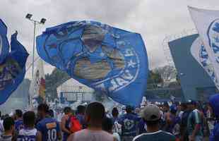 Torcedores do Cruzeiro foram  porta da Toca II apoiar os jogadores na vspera do jogo com o Flamengo