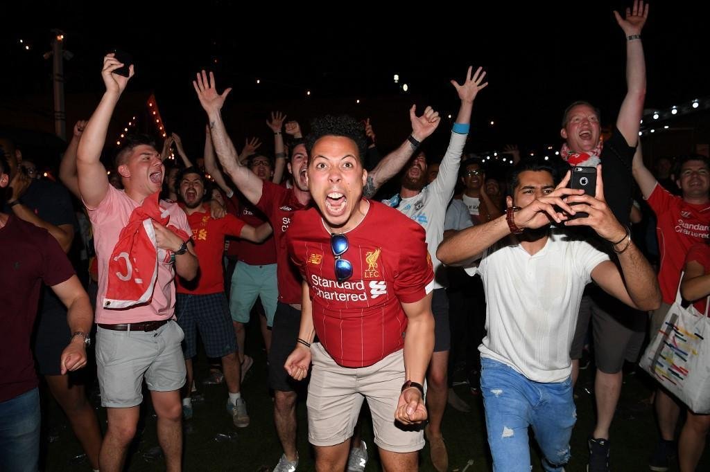 Nas ruas e no estdio, torcedores vibraram aps mais um ttulo do Liverpool