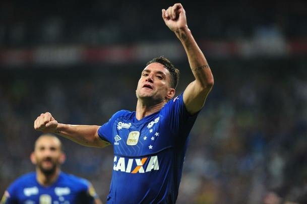 Cruzeiro conseguiu abrir vantagem de 1 a 0 no fim do primeiro tempo, com gol de cabea de Thiago Neves