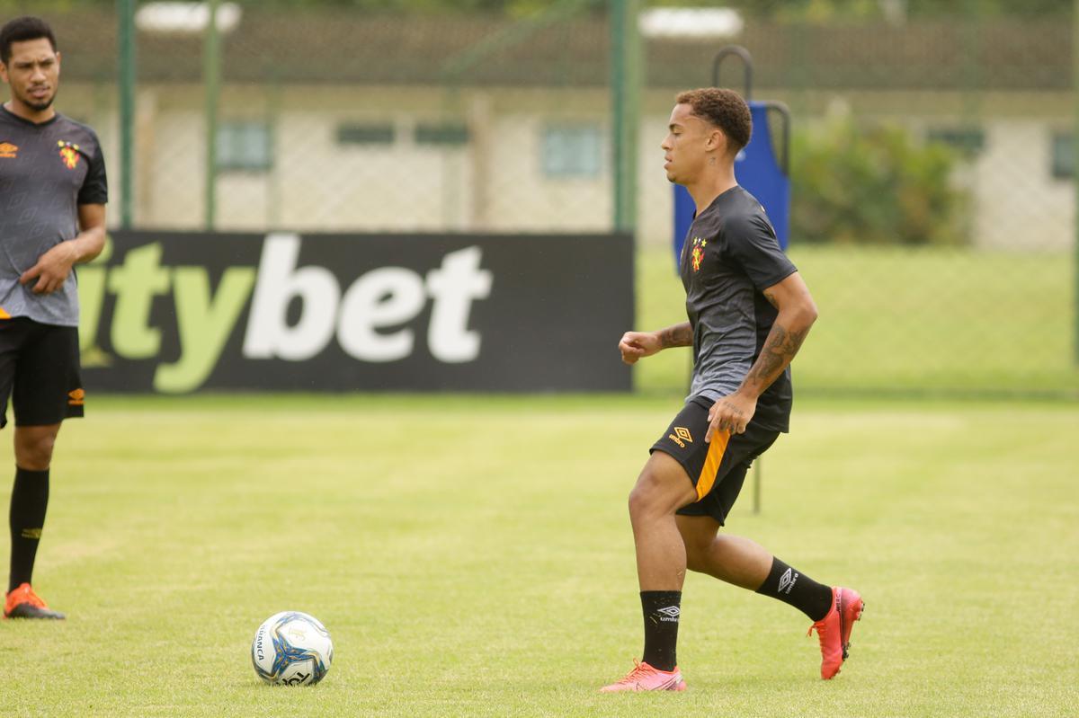 No primeiro trabalho, houve um treinamento tático, que exigia troca de passes e triangulações dos jogadores, com o elenco dividido em grupos de três atletas cada. Em seguida, os jogadores foram divididos em dois grupos no mesmo campo para o trabalho específico por setores de defesa e ataque. De um lado, os zagueiros, laterais e volantes participaram de um treino tático de posicionamento com o auxiliar Daniel Cerqueira. Do outro, os meias e atacantes fizeram um trabalho específico de passe e finalização sob o comando do técnico Daniel Paulista.