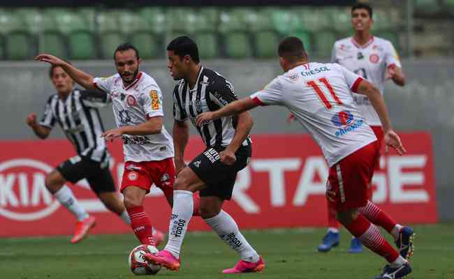 Atlético e Tombense se enfrentando pelo Campeonato Mineiro de 2021