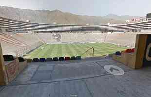 Estdio Monumental, Lima (Peru) - inaugurado em 2 de julho de 2000,  um estdio que comporta 80.093 torcedores, sendo 58.577 nas cadeiras e arquibancadas e 21.516 em vrios edifcios de seis andares construdos em seu entorno. Maior campeo peruano, com 26 conquistas, o Universitario manda seus jogos no local.