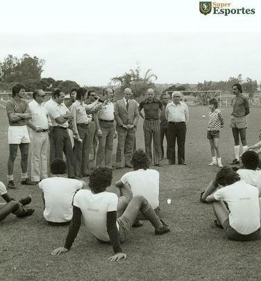 Apresentação do técnico Zezé Moreira, em 1975; no ano seguinte, o clube seria campeão da Copa Libertadores sob o comando dele